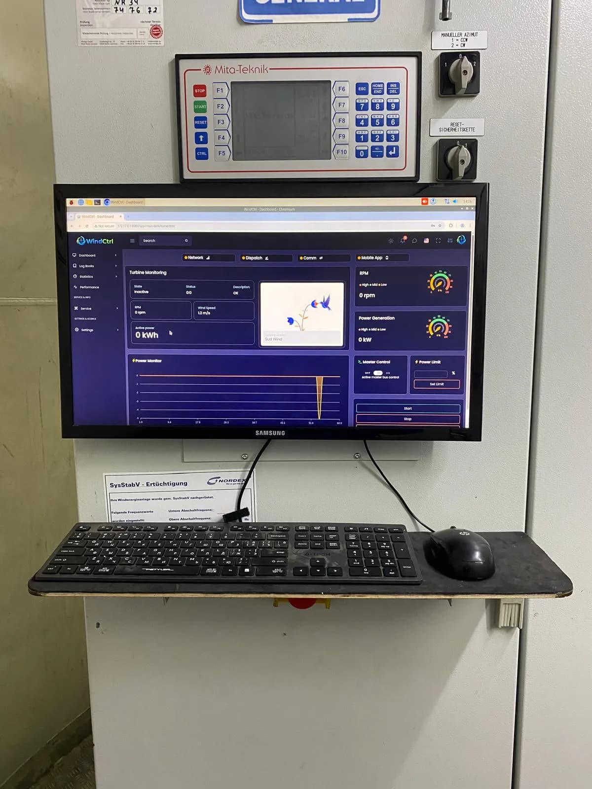 Panoul web WindCtrl pe un monitor în turnul turbinei, sub controlerul Mita-Teknik