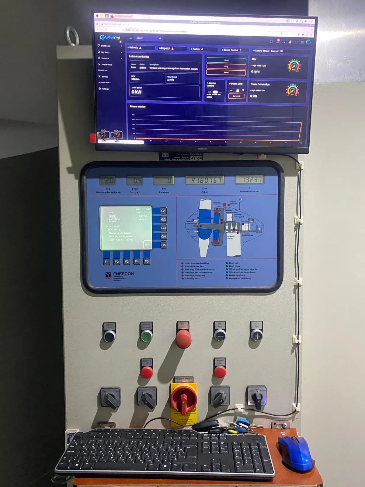 Panoul web WindCtrl deasupra panoului de comandă al unei turbine Enercon