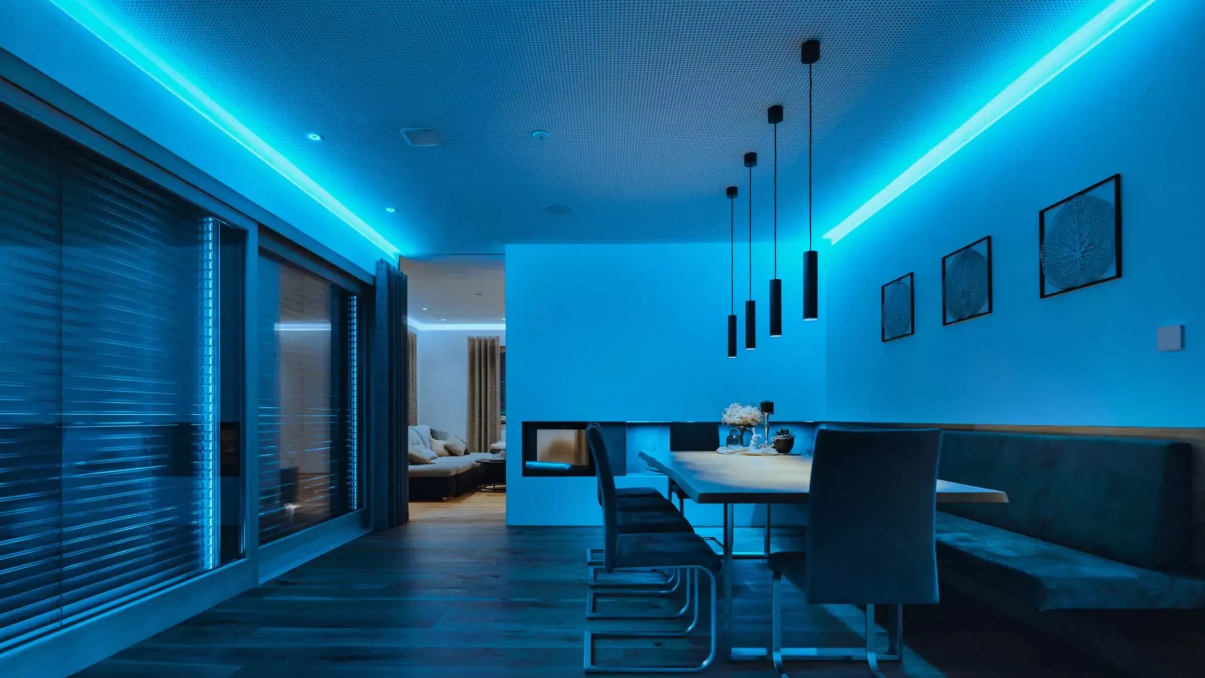 Living într-un scenariu de lumină albastră creat cu Loxone